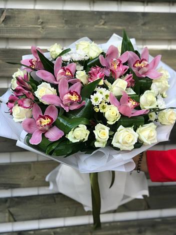 Букет цветов из: Розы и Хризантемы в Монастырщине